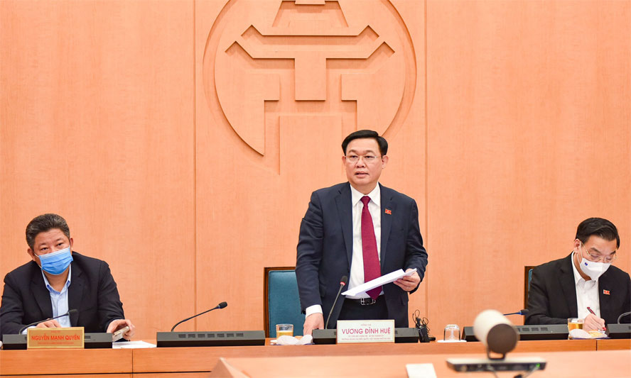 Bí thư Thành ủy Hà Nội Vương Đình Huệ phát biểu tại cuộc họp.