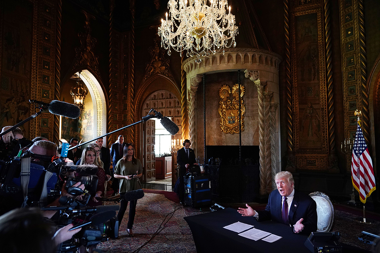 Trump rời Washington, DC để đến dinh thực Mar-a-Lago ở West Palm Beach, Florida, chỉ vài giờ trước khi người kế nhiệm ông, Tổng thống Joe Biden, tuyên thệ nhậm chức. Ảnh: Getty