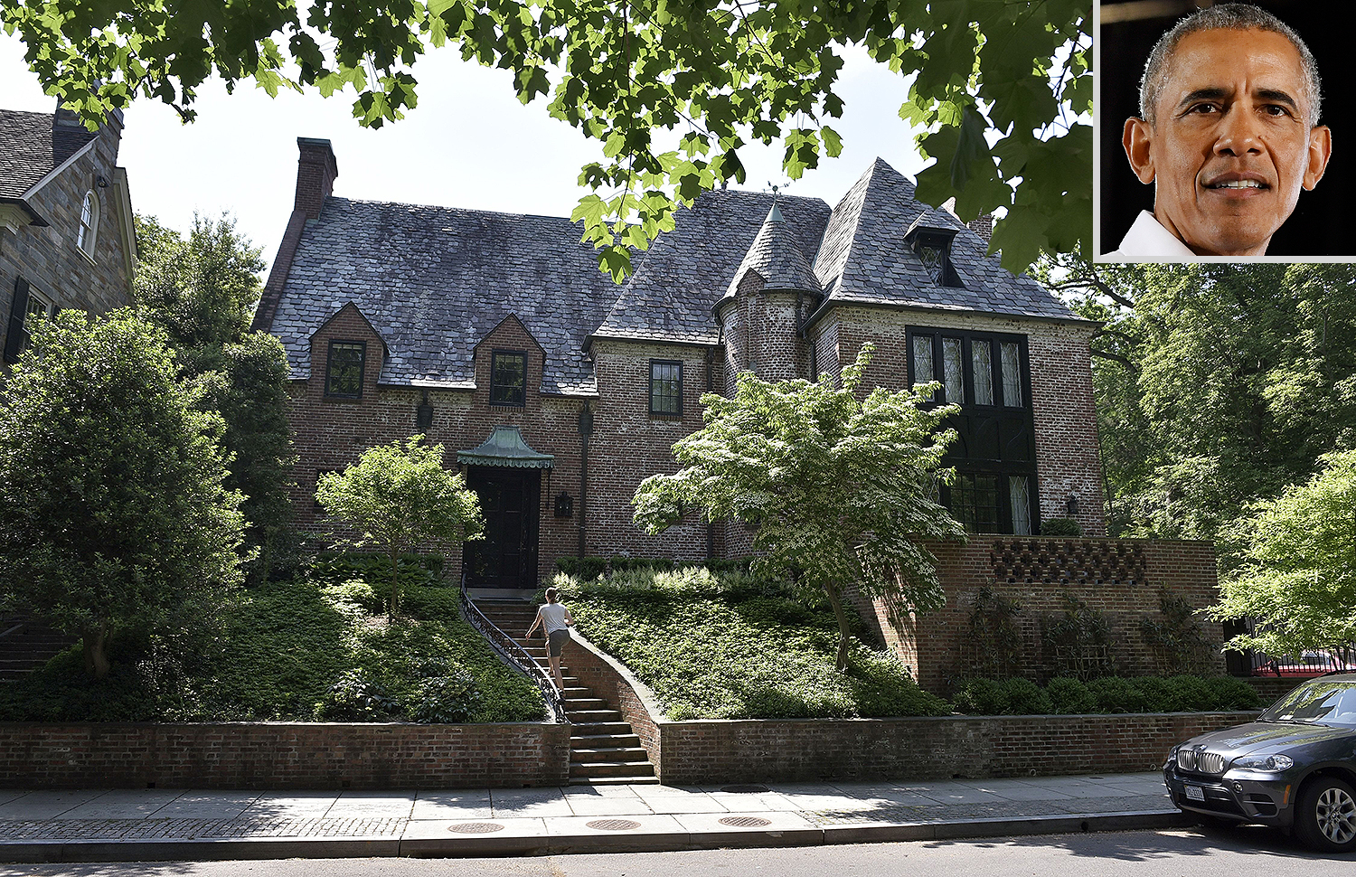 Barack và Michelle Obama ở lại địa phương sau khi ông rời nhiệm sở vào năm 2017. Gia đình thuê một biệt thự rộng 8.200 mét vuông trong khu phố Kalorama cao cấp của DC. Ngôi nhà trước đây thuộc về Joe Lockhart, cựu Thư ký Báo chí Nhà Trắng cho Tổng thống Bill Clinton. Lockhart mua dinh thự vào năm 2014 với giá 5.295.000 USD, theo hồ sơ công khai. Khi họ chuyển đến, Obama thông báo rằng gia đình có kế hoạch ở lại cho đến khi con gái Sasha tốt nghiệp trung học vào năm 2019. Hiện họ vẫn sống tại khu nhà. Gia đình cũng đã mua một một ngôi nhà 7 phòng ngủ tại Vineyard, Martha với giá 11,75 triệu USD vào năm 2019.