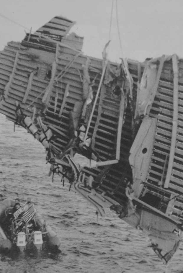 Lực lượng bảo vệ bờ biển trục vớt mảnh vỡ của tàu Challenger ở ngoài khơi bờ biển Florida. Ảnh: AP