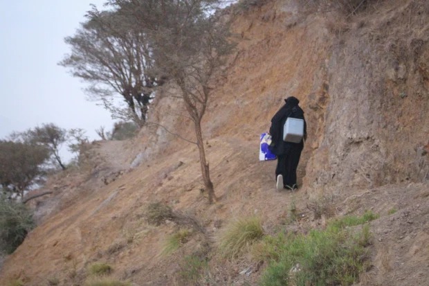 Một nhân viên y tế địa phương mang vắc xin trong thùng chứa dây truyền lạnh từ Dhamar, Yemen tới một chiến dịch tiêm chủng di động vào năm 2019. Ảnh: UNICEF