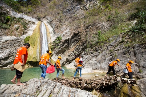 Tại Timor-Leste, sau đợt tiêm chủng tại làng Asanunu năm 2018, một nhóm tiêm chủng tiếp tục đến Fataliri, một phần làng Soba, huyện Laga rất xa xôi. Và họ chỉ có thể đi bộ đến đó. Ảnh: UNICEF
