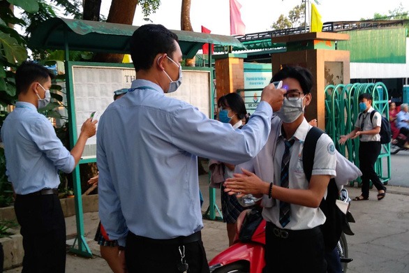 Học sinh Đồng Nai được đo thân nhiệt, rửa tay sát khuẩn trước khi vào lớp. Ảnh: Tuổi trẻ Học sinh Đồng Nai được đo thân nhiệt, rửa tay sát khuẩn trước khi vào lớp. Ảnh: Tuổi trẻ