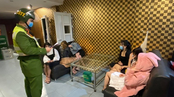 Cơ quan chức năng kiểm tra karaoke Vườn Đào, thuộc khách sạn Vườn Đào, TP Hạ Long thì phát hiện nhóm người vi phạm quy định phòng, chống dịch Covid-19. Ảnh: Zingnews Cơ quan chức năng kiểm tra karaoke Vườn Đào, thuộc khách sạn Vườn Đào, TP Hạ Long thì phát hiện nhóm người vi phạm quy định phòng, chống dịch Covid-19. Ảnh: Zingnews