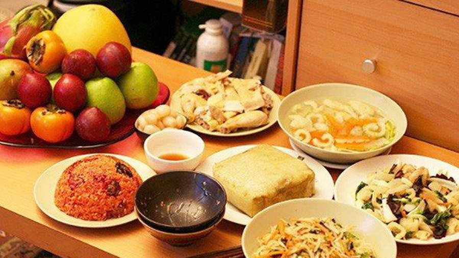 Ăn bánh chưng với dưa hành, hoa quả tươi sẽ khiến bạn ăn hoài không ngấy. Ảnh minh họa: Internet Ăn bánh chưng với dưa hành, hoa quả tươi sẽ khiến bạn ăn hoài không ngấy. Ảnh minh họa: Internet