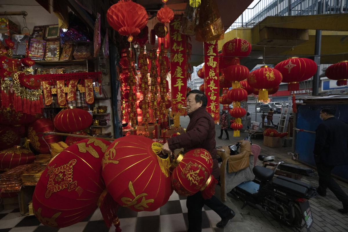 Việc chính phủ hạn chế đi lại để phòng dịch tác động không nhỏ tới hoạt động kinh doanh dịp Tết Nguyên đán. Ảnh: AP