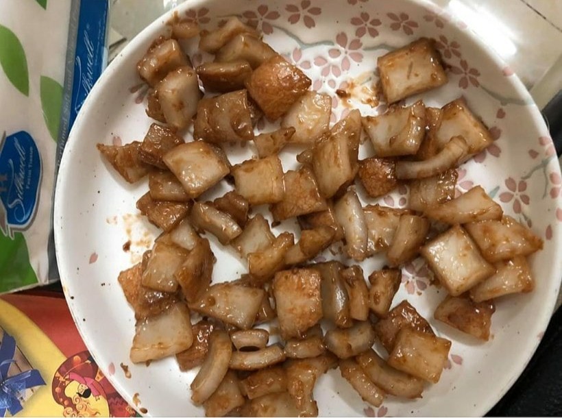 Nhìn vào đây chắc hẳn nhiều người  chung ý kiến là món mứt dừa này giống bì lợn đảo cháy cạnh hoặc thịt kho. Ảnh: Facebook
