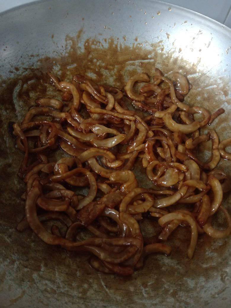 Mỳ tương đen thiếu tương, củ cải muốn rim đường, cs kèo kho, giun đất sốt me… Bạn còn tưởng tượng ra món nào khác khi nhìn vào tác phẩm mứt dừa này nữa không? Ảnh: Facebook