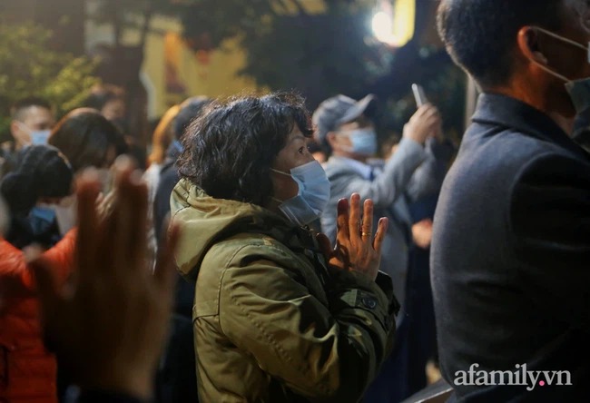 Năm nay, do cả nước vẫn đang trong giai đoạn chống dịch Covid-19 nên bà con Hà Nội đi lễ chùa luôn đeo khẩu trang, rửa tay khử khuẩn theo đúng quy định. Ảnh: Afamily