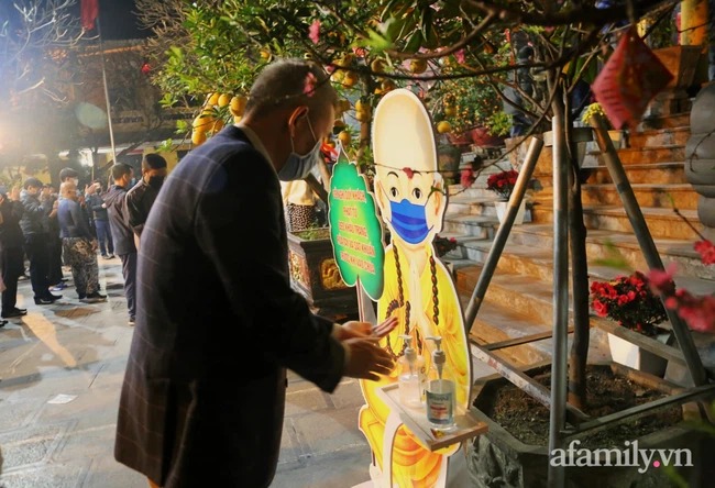 Khu vực rửa tay, khử khuẩn ngay trong sân chùa Quán Sứ. Ảnh: Afamily