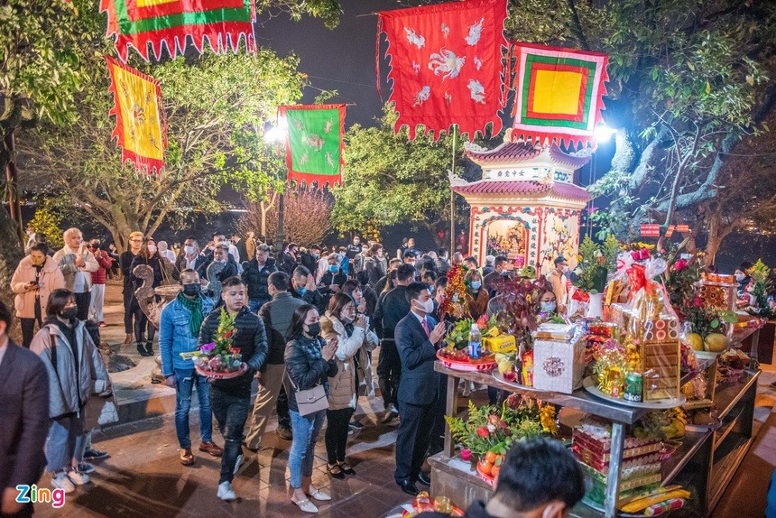 Sau giao thừa, phủ Tây Hồ (quận Tây Hồ, Hà Nội) cũng đã đông nghịt người đến làm lễ. Ảnh: Zingnews