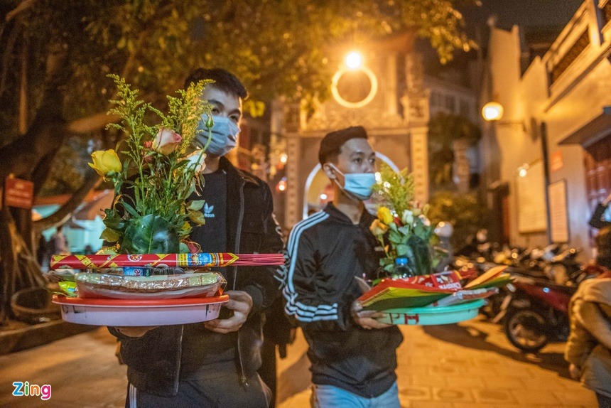 Người dân Hà Nội đến với phủ Tây Hồ để cầu may mắn, tài lộc cho cả năm. Ảnh: Zingnews