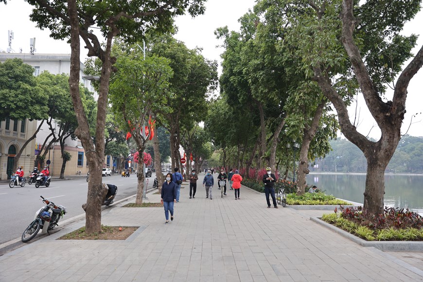 Còn hồ Hoàn Kiếm cũng tận hưởng buổi sáng đầu năm trong lành. Ảnh: Vietnamplus