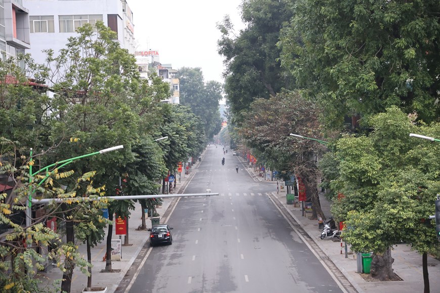 Đường phố quang đãng, chỉ có những ai dậy sớm mới được tận hưởng bầu không khí tuyệt vời của sáng đầu năm như thế này. Ảnh: Vietnamplus