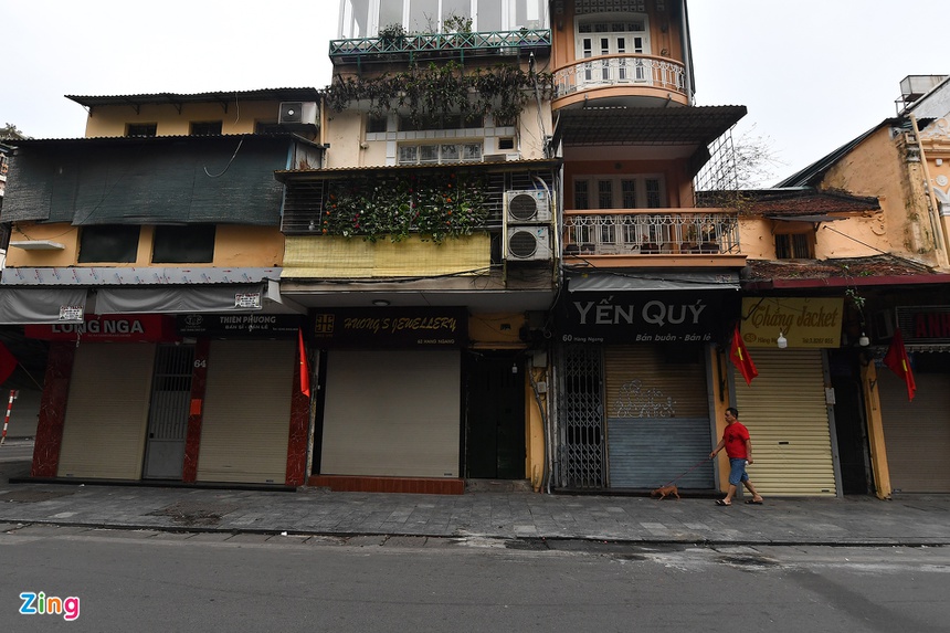 Phố cổ cũng chỉ lác đáng vài bóng người trong những giờ đầu của buổi sáng mùng 1 Tết. Ảnh: Zingnews