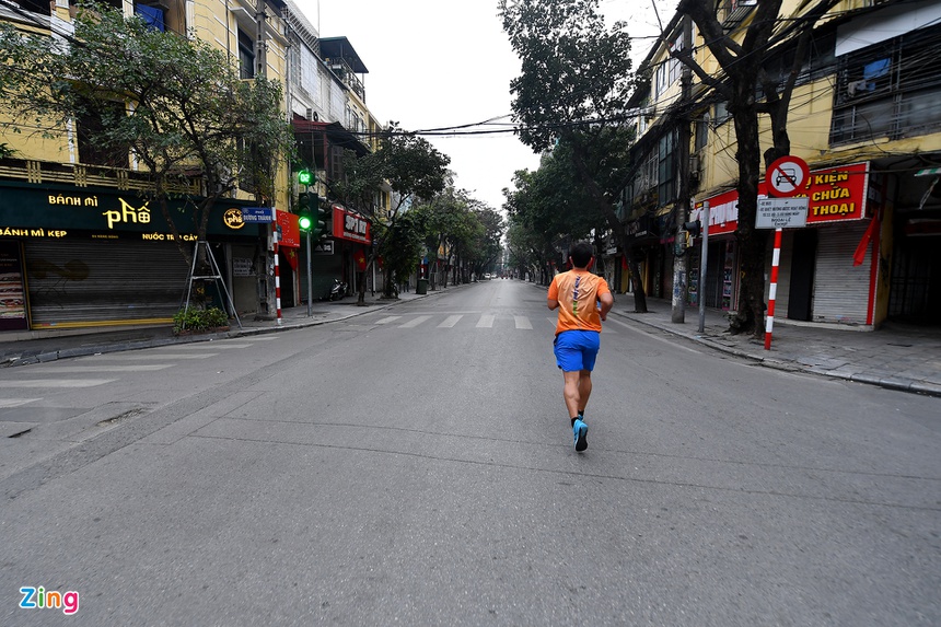 Tuyến phố Hàng Bông sáng nay. Chắc cả năm chỉ có sáng nay là người đàn ông này được chạy bộ trên phố thoải mái như vậy. Ảnh: Zingnews