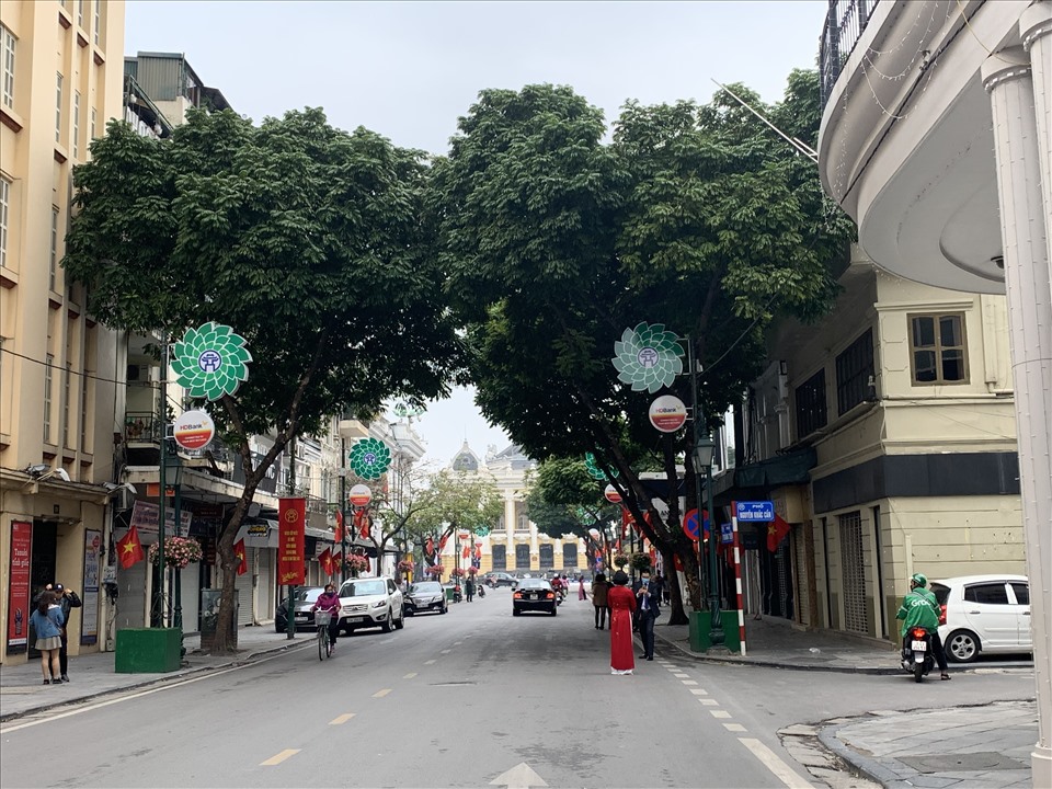 Có nhiều người tranh thủ sáng mùng 1 vắng vẻ, đi chụp những bộ ảnh Tết để lưu làm kỷ niệm. Ảnh: Lao động