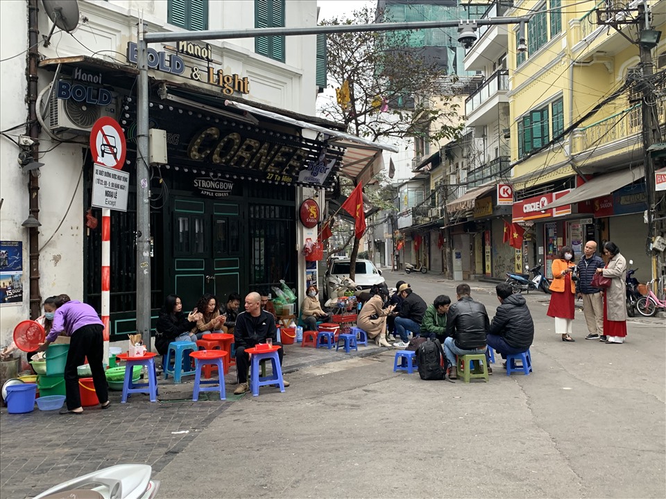 Trên phố Tạ Hiện, đã có hàng quán mở từ sáng mùng 1 để phục vụ nhu cầu của người dân. Ảnh: Lao động