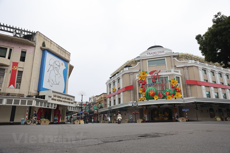 Khu vực ngã tư Tràng Tiền cũng thênh thang trong sáng nay. Ảnh: Vietnamplus