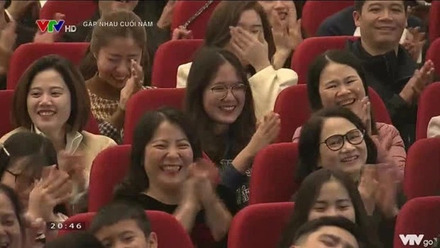 Dù không ở trung tâm khuôn hình nhưng cô gái áo nâu xa xa kia vẫn bị các thánh soi 'khai quật' được vì quá xinh. Ảnh chụp màn hình Dù không ở trung tâm khuôn hình nhưng cô gái áo nâu xa xa kia vẫn bị các thánh soi 'khai quật' được vì quá xinh. Ảnh chụp màn hình