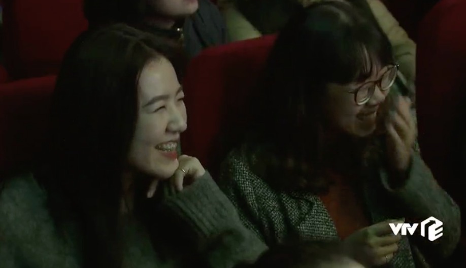 Cười tít mắt liền bị anh cameraman bắt được. Ảnh chụp màn hình