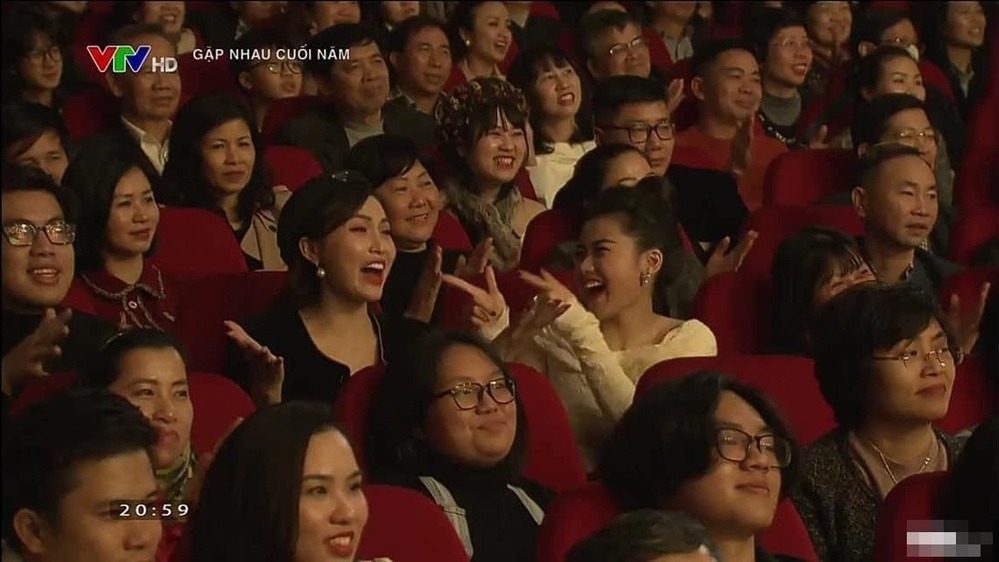 Bức ảnh 2 cô nàng xinh đẹp này được chia sẻ rầm rộ ngay sau khi chương trình Táo Quân kết thúc. Được biết cô nàng áo trắng là một MC xinh đẹp của VTV. Ảnh chụp màn hình