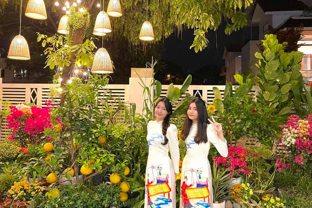 Hai chị em Lọ Lem và Hạt Dẻ giờ đã cao bằng ba mẹ, rất xinh đẹp và đáng yêu. Ảnh: FBNV Hai chị em Lọ Lem và Hạt Dẻ giờ đã cao bằng ba mẹ, rất xinh đẹp và đáng yêu. Ảnh: FBNV