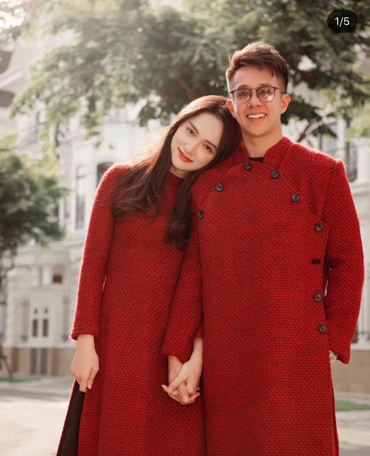 Hương Giang và bạn trai Matt Liu tình bể bình trong những bức ảnh mới đăng tải. Năm nay, cặp đôi chọn mặc áo dài đỏ để khai xuân. Đây là năm đầu tiên Matt Liu đón Tết ở Việt Nam. Ảnh: Instagram