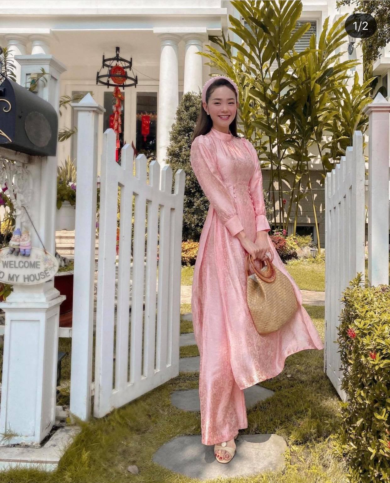 'Bé Heo' Minh Hằng trông rất 'bánh bèo' trong tà áo dài màu hồng. Cô nàng quyết định chọn bộ cánh này để 'đi gom lì xì' ngày đầu năm. Ảnh: Instagram