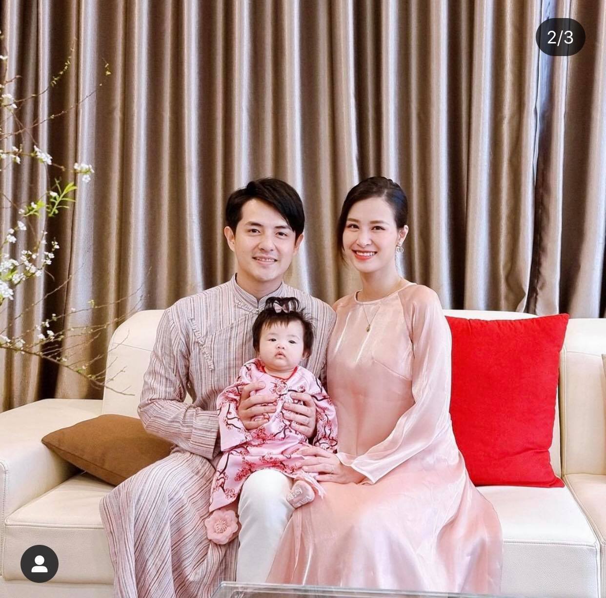 Gia đình 3 người Đông Nhi - Ông Cao Thắng chào đón xuân Tân Sửu. Nữ ca sĩ hôm nay vận áo dài màu hồng phấn, thiết kế cách tân nhẹ nhàng. Ảnh: Instagram