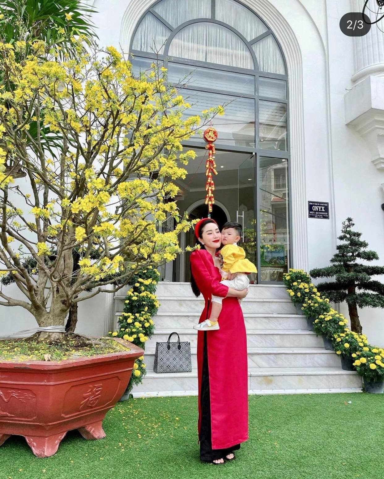 Nữ ca sĩ Bảo Thi diện áo dài đỏ để đón xuân. Đây là Tết đầu tiên cô nàng mặc áo dài. Ảnh: Instagram