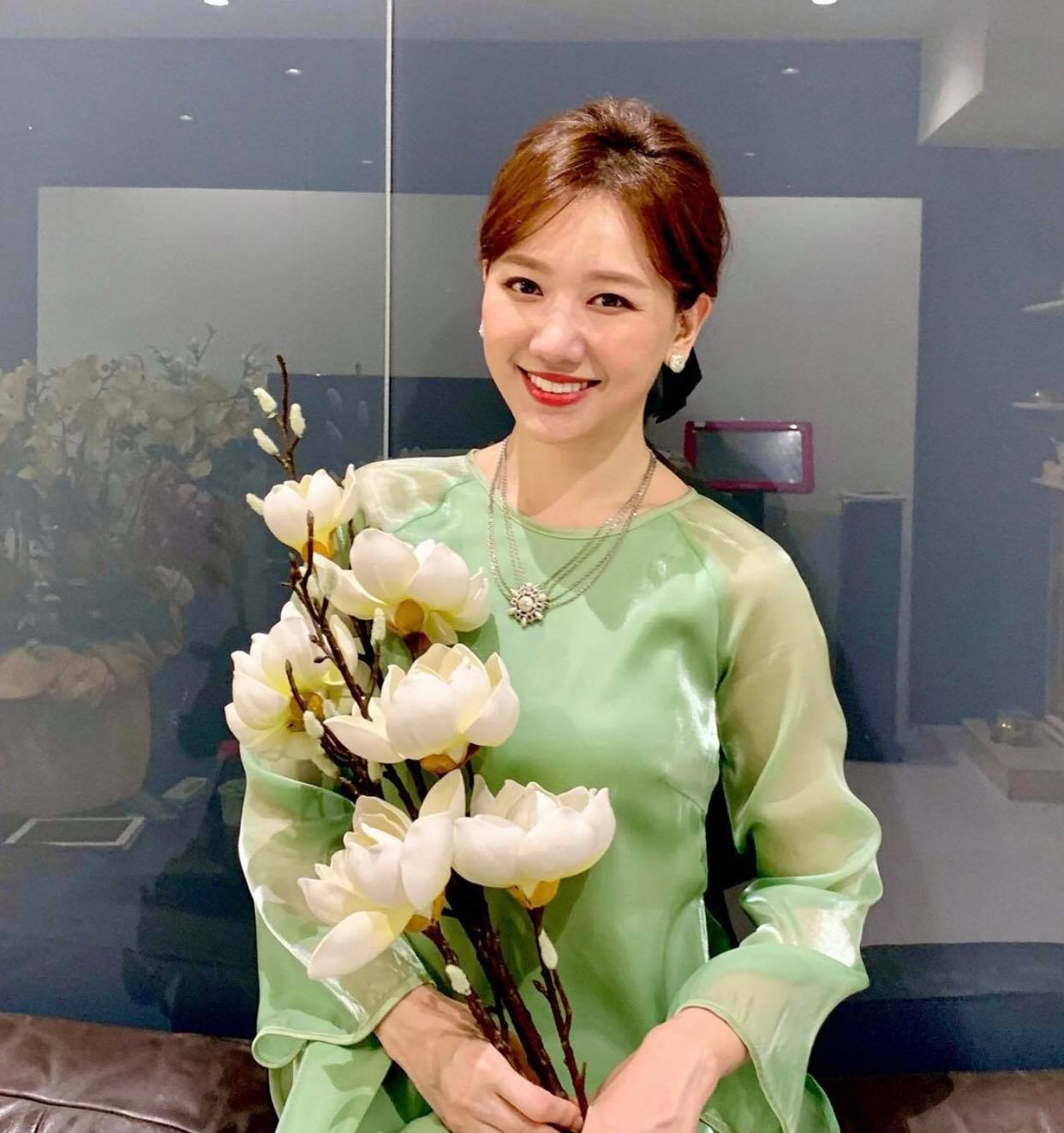 Hari Won cũng chọn cho mình áo dài làm trang phục mặc trong ngày mùng 1 Tết. Bà xã Trấn Thành khoe chiếc ảnh mặc áo dài cách tân màu xanh bạc hà rất mát mắt. Ảnh: Instagram