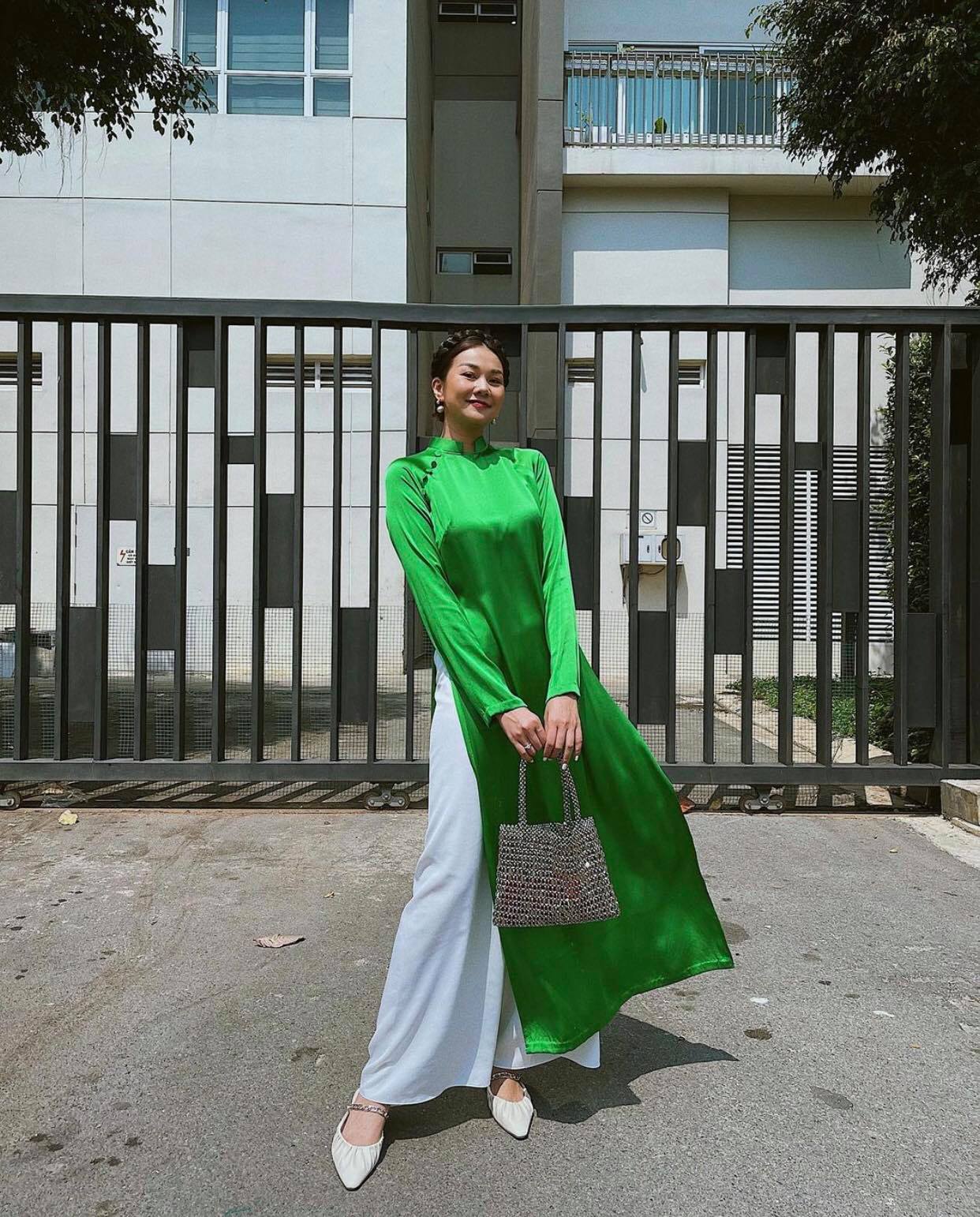 Siêu mẫu Thanh Hằng mặc áo dài xanh đi khai xuân với mong ước một năm luôn tươi xanh. Ảnh: Instagram