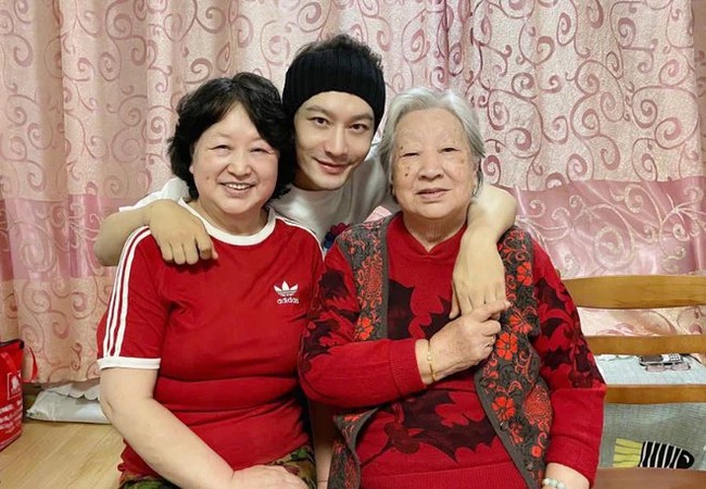 Huỳnh Hiểu Minh đón giao thừa bên mẹ và bà. Ảnh chụp màn hình Huỳnh Hiểu Minh đón giao thừa bên mẹ và bà. Ảnh chụp màn hình