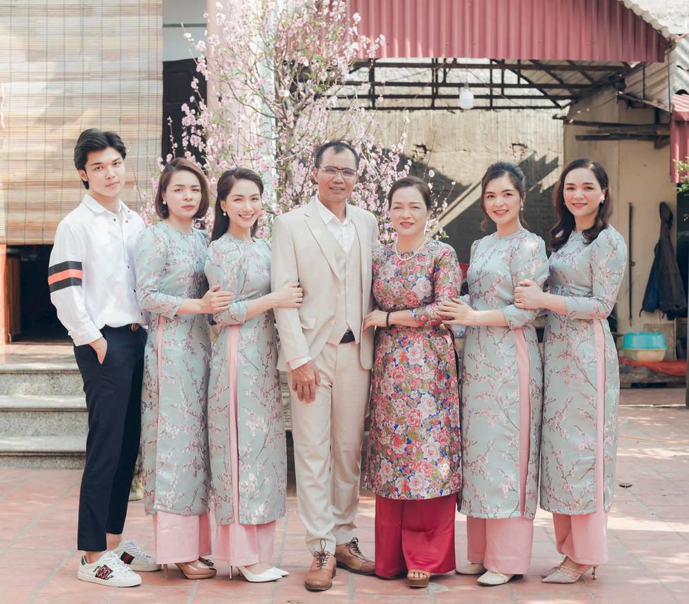 Tin giải trí hot nhất tối 16/2: Hòa Minzy khoe ảnh gia đình hiếm hoi, Hàm Hương dọa tung tin nhắn tố ViruSs - Ảnh 4