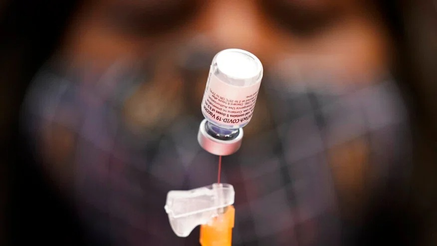 Một mũi vắc xin Covid-19 chuẩn bị được tiêm cho người dân. Ảnh: AP