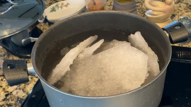 Vì thiếu nước dùng, nhiều người đã phải đun sôi băng để sử dụng. Ảnh: CBS Vì thiếu nước dùng, nhiều người đã phải đun sôi băng để sử dụng. Ảnh: CBS