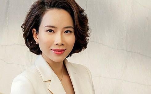 Lê Thị Hoàng Yến, con đại gia Lê Thanh Thản, chủ tịch tập đoàn Mường Thanh. Cô từng có 7 năm học tập tại Anh sau đó trở về Việt Nam để nối nghiệp gia đình. Năm 2013, Lê Thị Hoàng Yến giữ chức vụ Tổng giám đốc điều hành chuỗi khách sạn tư nhân lớn nhất Việt Nam khi chưa đầy 30 tuổi.