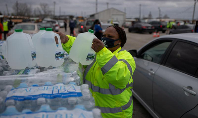 Một tình nguyện viên giao nước cho người dân tại thành phố Houston, Texas. Ảnh: Reuters Một tình nguyện viên giao nước cho người dân tại thành phố Houston, Texas. Ảnh: Reuters