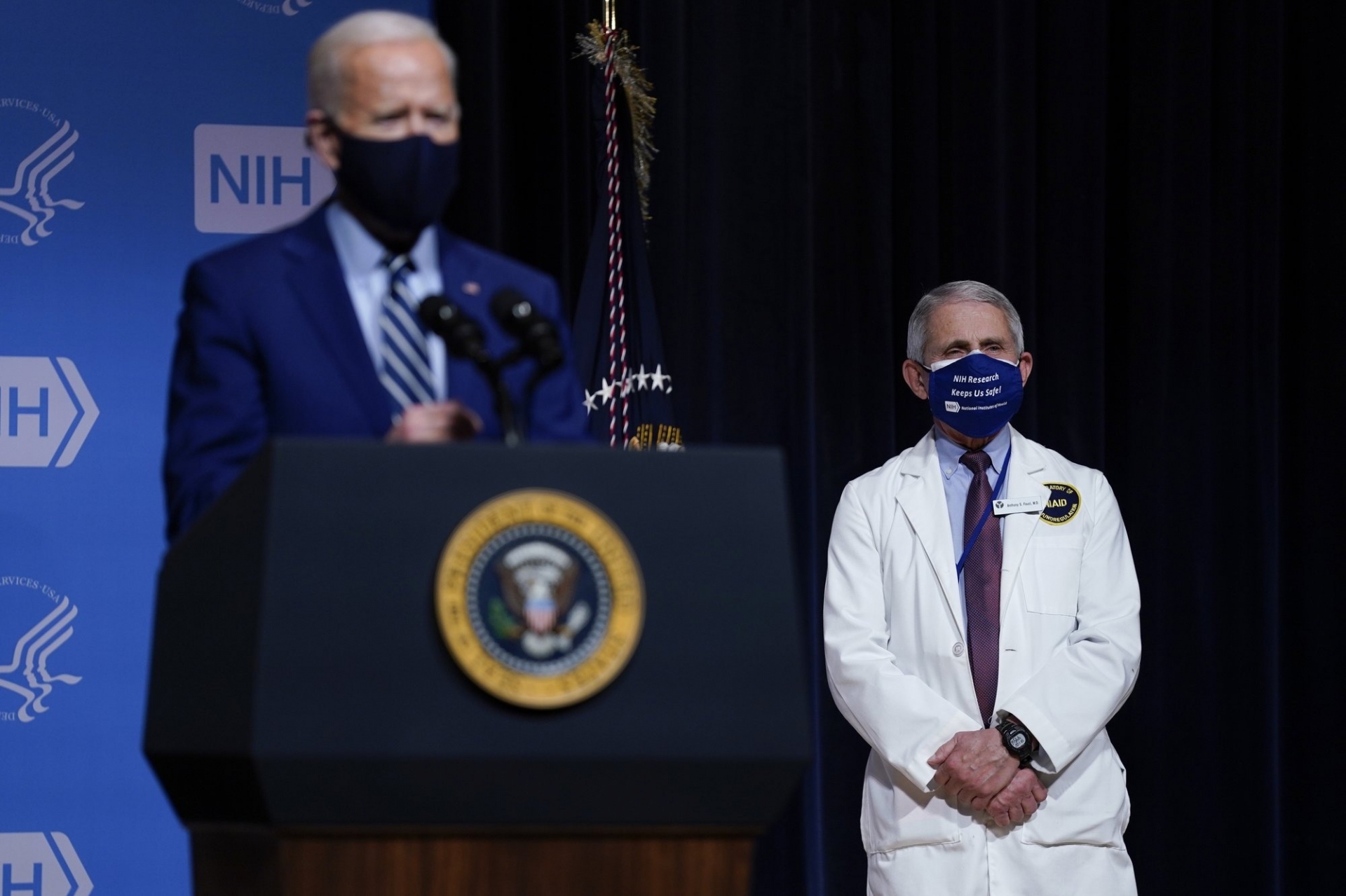 Tổng thống Joe Biden phát biểu trong chuyến thăm Phòng thí nghiệm Sinh bệnh học Virus tại Viện Y tế Quốc gia. Người Mỹ sẽ còn rất nhiều việc phải làm để trở lại với cuộc sống bình thường. Ảnh: AP