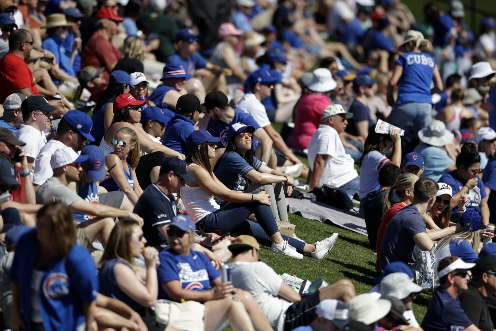 Người hâm mộ vẫn đổ xô đến xem bóng chày. Ảnh: AP