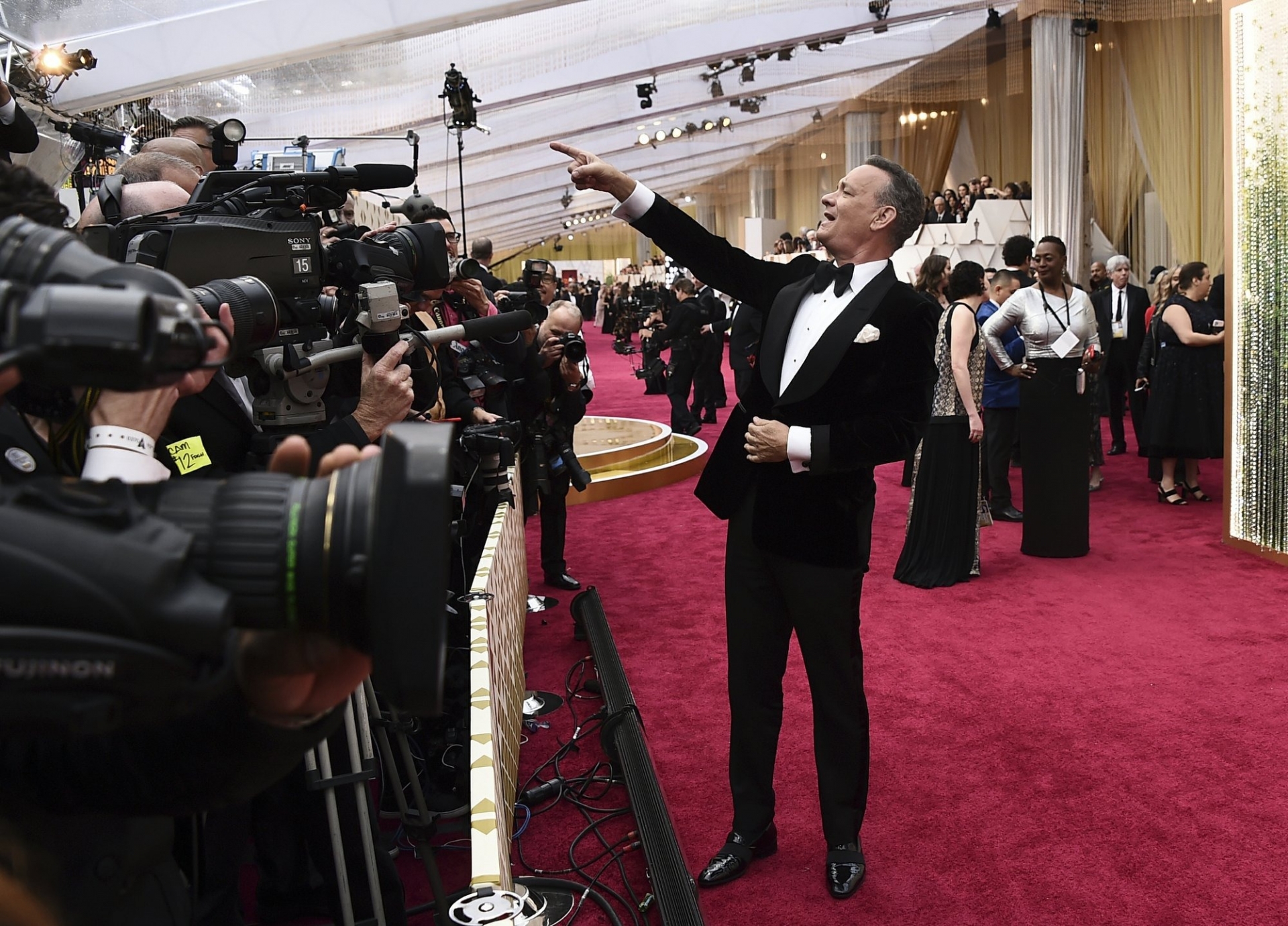 Tom Hanks tại lễ trao giải Oscar ngày 9/2/2020. Một tháng sau đó, hai vợ chồng nam tài tử đều nhiễm Covid-19. Ảnh: AP