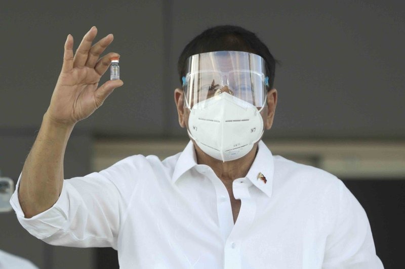 Tổng thống Duterte cầm trên tay một lọ vắc xin Covid-19 của Trung Quốc. Ảnh: AP Tổng thống Duterte cầm trên tay một lọ vắc xin Covid-19 của Trung Quốc. Ảnh: AP