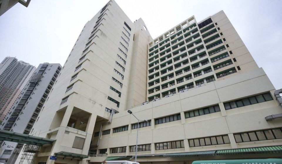 Cậu bé 9 tuổi rơi từ tầng 15 của căn hộ xuống khi cố mở cửa sổ. Ảnh: SCMP