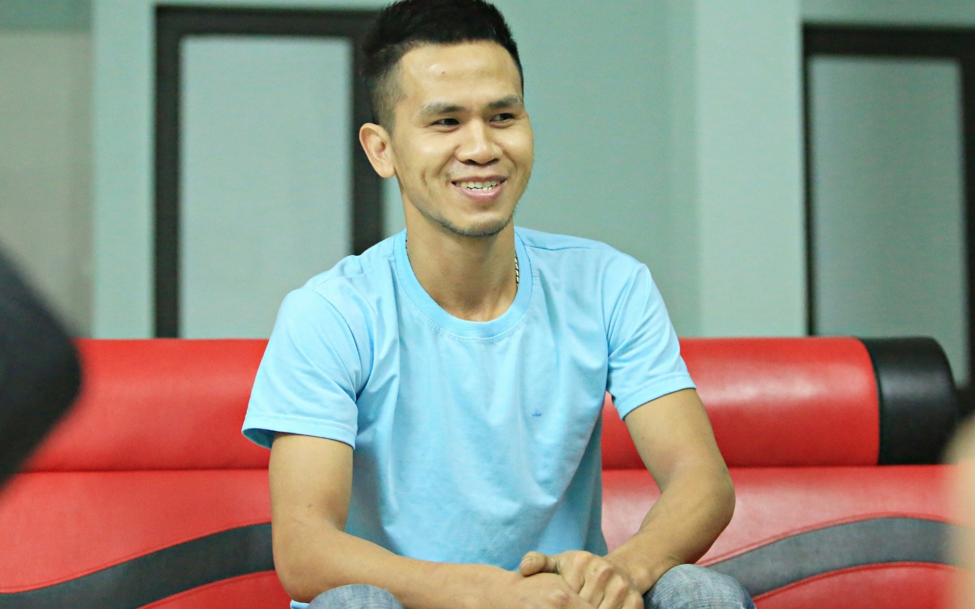 Anh Nguyễn Ngọc Mạnh chia sẻ cảm xúc sau khi cứu được bé gái. Ảnh: Dân Việt