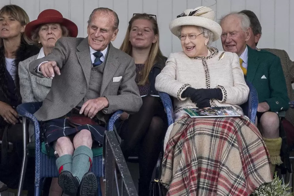 Công tước xứ Edinburgh và Nữ hoàng tham dự Lễ hội Braemar, 2014. Ảnh: Getty