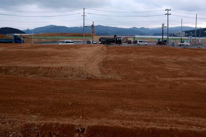 Vào ngày 5/3/2016, xe tải và ô tô đi qua thành phố. Ảnh: AP