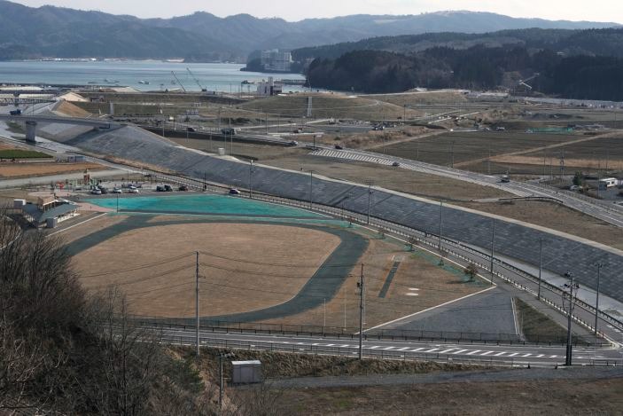 Xe đi qua đường ở thành phố Minamisanriku, tỉnh Miyagi, đông bắc Nhật Bản, ngày 6/3/2021, gần 10 năm sau trận sóng thần ngày 11/3/2011. Ảnh: AP