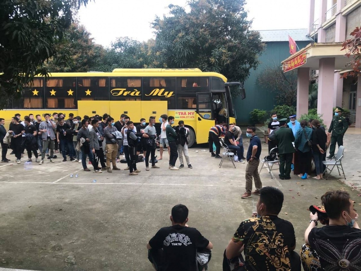 Chiếc xe chở 57 người (4 người Việt và 53 người Trung Quốc) nhập cảnh trái phép vào Việt Nam. Ảnh: VOV