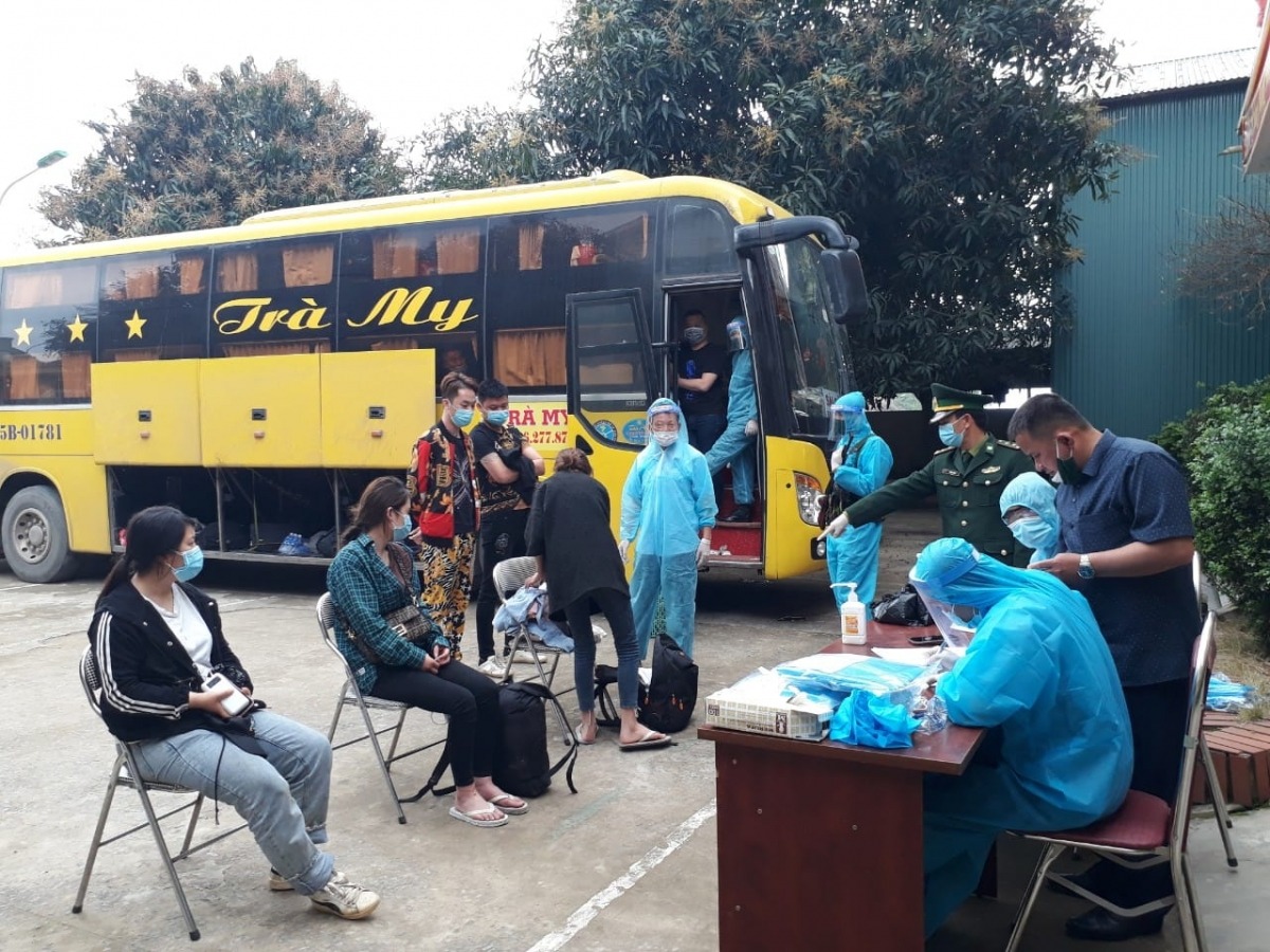 Lực lượng chức năng tiến hành lấy mẫu xét nghiệm, điều tra dịch tễ và tiến hành cách ly phòng dịch Covid-19 theo quy định. Ảnh: VOV